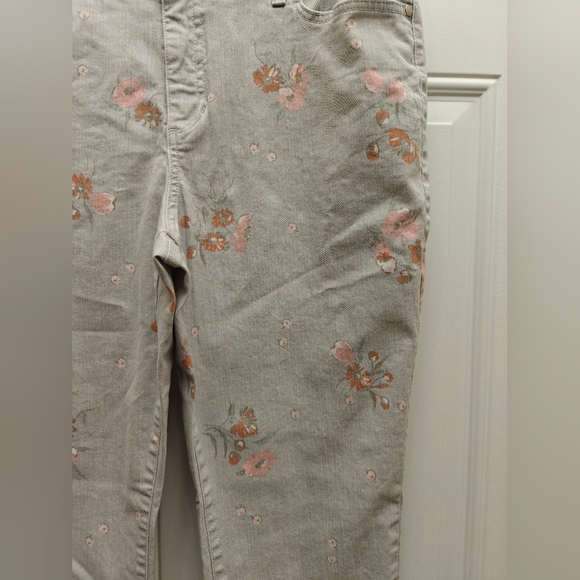 BANDOLINO Women's Floral Jeans - Picture 4 of 6